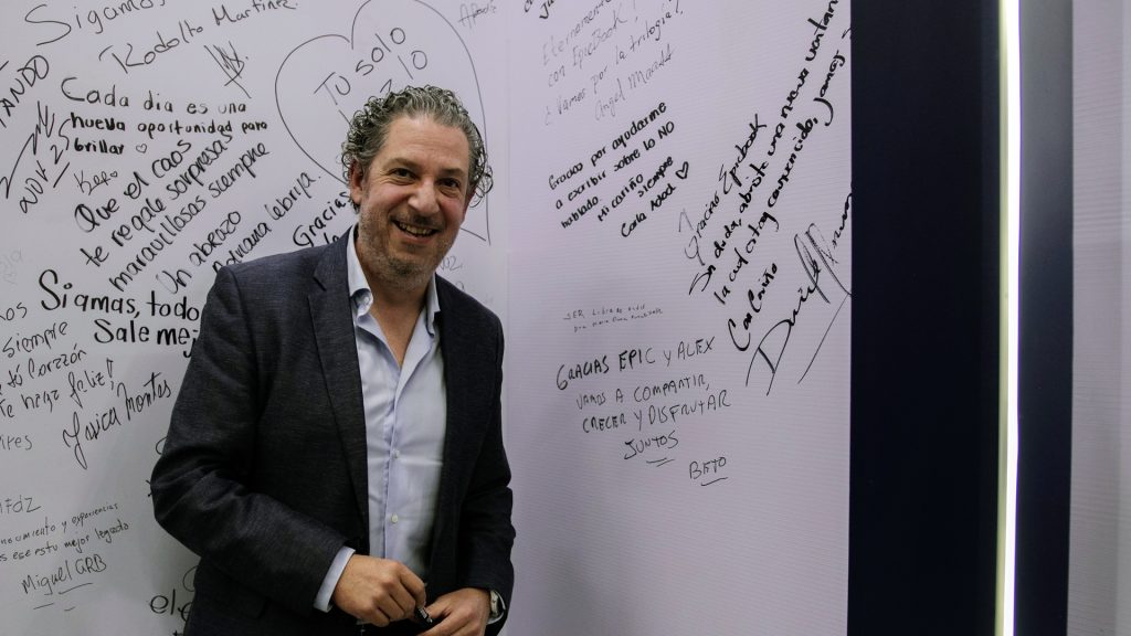 Alberto Gómez durante la firma de libros en la FIL Guadalajara.