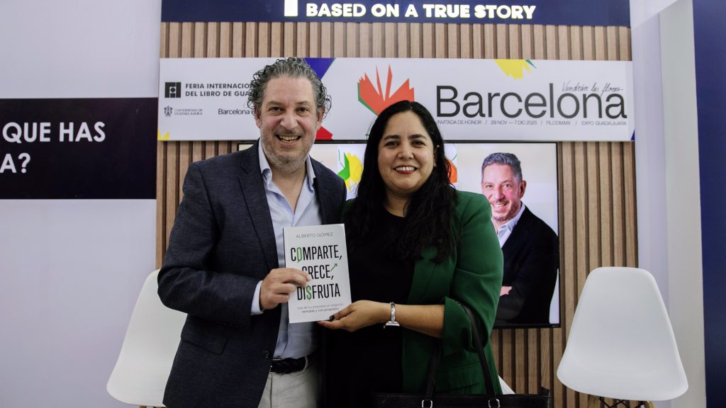 Alberto Gómez con lectora en la FIL Guadalajara 2025.