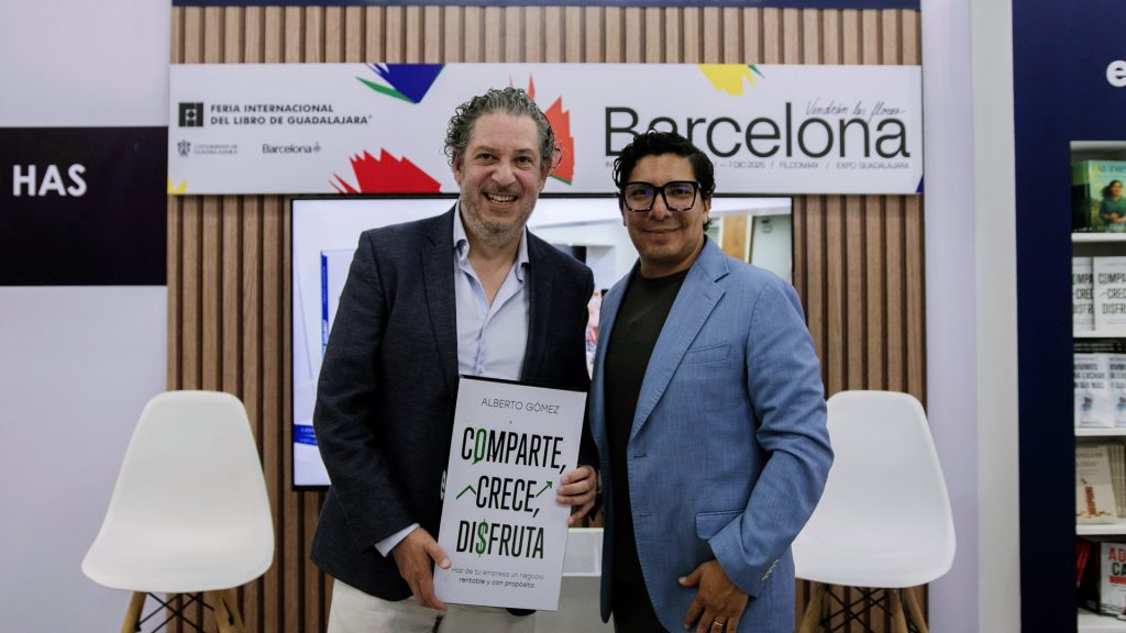 Alberto Gómez con asistentes en la FIL Guadalajara.