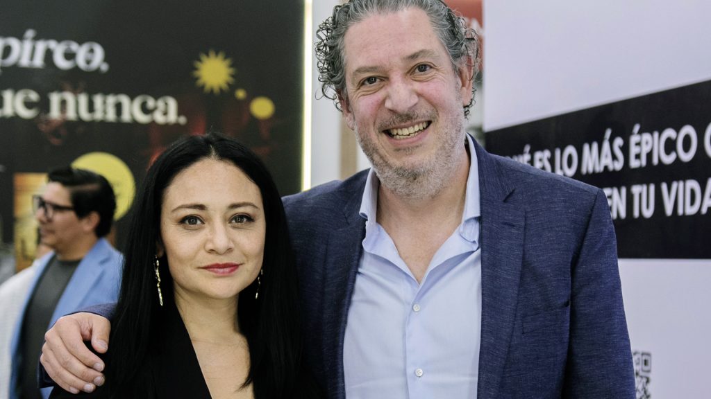 Alberto Gómez con asistentes tras la presentación del libro.