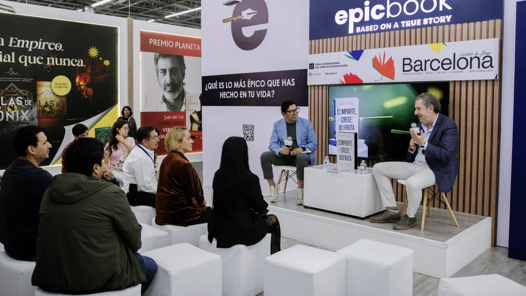 Asistentes a la presentación de Comparte, Crece, Disfruta en la FIL.