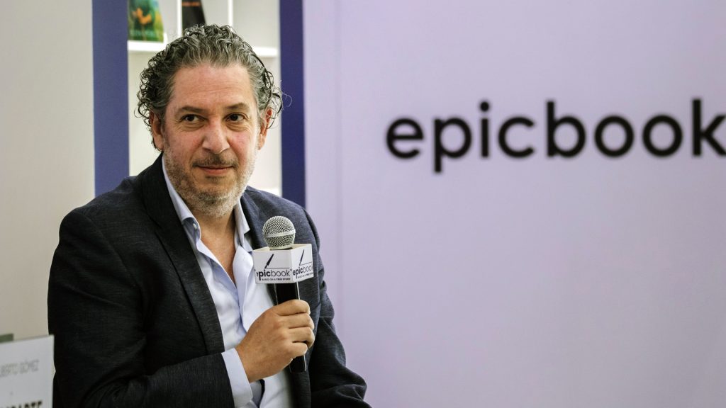 Alberto Gómez durante su presentación en la FIL Guadalajara 2025.